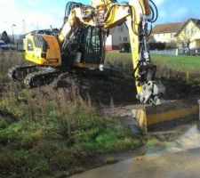 Engin de chantier a investi le jardin.