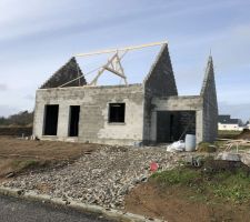 Installation de la ferme, la pose des pannes est prévu dans 2 jours :)