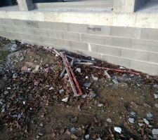 Détritus laissé devant la maison