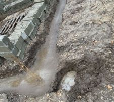 Dépôt de parpaings mais pluie et vent.
Arrêt pour le moment.
Un peu d?eau sur le béton mais heureusement tranchées larges et sol qui imbibe vite l?eau!