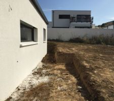 Livraison, fen&ecirc;tres, baie vitr&eacute;e, le toit viens d &ecirc;tre poser, les enduits viennes d &ecirc;tre fait , le panoramique est align&eacute; sur la,partie basse des autres fen&ecirc;tres, l'isolation viens d &ecirc;tre termin&eacute;,le terassement, avance repris par un autre terassier, mais il doit revenir pour finir chantier.....;