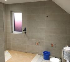 Salle de bain finie avant installation des meubles 1