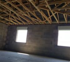 Après un arrêt au mois d août pour les congés des artisans le chantier a repris et la charpente a été livrée et posée ! L écran sous toiture est aussi posé, les tuiles vont bientôt suivre .