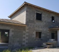Après un arrêt au mois d août pour les congés des artisans le chantier a repris et la charpente a été livrée et posée ! L écran sous toiture est aussi posé, les tuiles vont bientôt suivre .