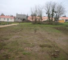 Voici notre terrain. Les all&eacute;es communes ont &eacute;t&eacute; am&eacute;nag&eacute;es. Un chemin nous permet d'&eacute;viter une mitoyennet&eacute;.

Quelques arbres dans le fond nous appartiennent.