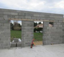 Les murs sont montés a une vitesse impressionnante!!! 
Demain le chantier va s?arrêter 15 jours ( le temps des fêtes de fin d'année!) pour que les super maçons se reposent un peu!
J'ai rendez vous demain matin avec Monsieur Aydemir pour faire le point. ça devrait aller vite car pour le moment tout se passe bien!