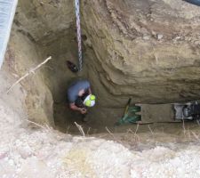 Petite photo de la viabilisation qui a commencé lundi 16.
Nous avons choisi une viabilité gravitaire et ils ont du creuser a 3,5 mètres de profondeur. Un chemin temporaire a été mis en place pour le bien être des voisins mais aussi pour la continuité des travaux. Étant en impasse, ce chemin est le seul qui existait. Grace à un voisin très sympathique nous pouvons continuer les travaux.
Bref je vous souhaite de bonnes fêtes et à l'année prochaine!!!