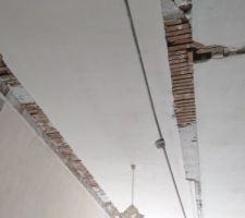 Plafond de plâtre à refaire lorsque l?on a détruit la cloison du couloir.
