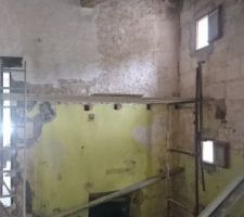 Entree cave au fond. Futur buanderie deux niveaux sur cette photo. Un premier niveau où il y aura une cloison. Puis un deuxième niveau pour la buanderie