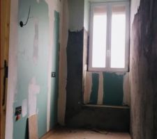 Salle de bain en cours de réfection. Demolition totale. Travaux en cours.