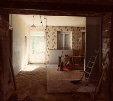 Photo de l?entree Sans la cloison qui sépare le salon du couloir. Maintenant le salon donne directement sur les deux chambres une salle de bain et la cuisine. 

En effet nous avons également réalisé une ouverture dans le mur de la cuisine qui est maintenant ouverte sur le salon et l?entree.