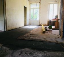 Coulé une petite chape béton dans l?entree Qui va accueillir un sol en résine (peut être)