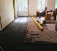 Coulé une petite chape béton dans l?entree Qui va accueillir un sol en résine (peut être)