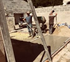 N?ayant pas les photos de la démolition et de l?an creation du pignon pour accueillir la nouvelle toiture. Voici le coulage de la chape béton pour l?extension. Qui verra naître une suite parentale.