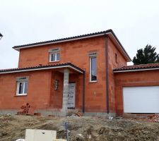 Les gouttières sont installées. Vue de la façade avant