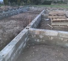 De voir le vide sanitaire se montait... on se projette d&eacute;j&agrave; !!!!
On voit les bases de notre plan en vrai... c?est &eacute;mouvant !