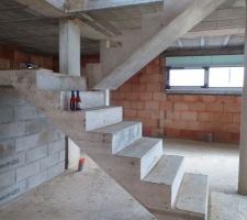 Escalier demi tournant avec palier en beton.