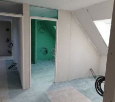 Acc&egrave;s chambre des parents et sdb de la famille.