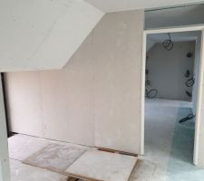 La seule pi&egrave;ce que mon mari n'a pas prise en photo. Notre chambre lol. Et au bout &agrave; droite, notre dressing.