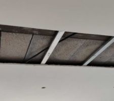 Photo de notre cuisine/s&eacute;jour o&ugrave; la poutrelle est toujours imbib&eacute;e d'eau avec des gouttes qui perlent