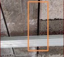 Photo de notre cuisine/s&eacute;jour o&ugrave; la poutrelle est toujours imbib&eacute;e d'eau avec des gouttes qui perlent (gouttes qui se voient bien dans le carr&eacute; orange)