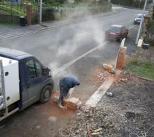 Début des travaux de maçonnerie,démolition du muret et piliers