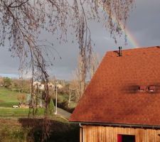 Arc en ciel derrière la maison