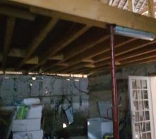 Grange jouxtant la maison, il y a un plancher en bois qui a d&eacute;j&agrave; &eacute;t&eacute; fait. Au premier &eacute;tage, on voit la chambre 2 pour laquelle il faudra b&acirc;tir un mur de s&eacute;paration pour l'isoler de la grange.