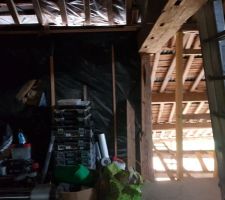 Il y a une grande grange qui est diviser en deux parties. Partie de gauche, partie droit qui est attenant &agrave; la maison