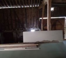 Partie de gauche de la grange jouxtant la maison. Il n'y a pas d'etage hormis la structure en bois qui sur laquelle est prise la photo