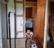 Chambre 2 a r&eacute;nover avec mezzanine &agrave; faire au-dessus. Partie droit de la photo, on peut voir un petit escalier qui m&egrave;ne au-dessus des deux chambres. Au fond, on peut voir la chambre 1.