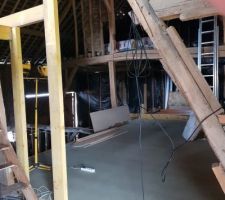 Vue de la chambre 2 a r&eacute;nover. Il s'agit de construire un mu pour isoler la chambre de la grange. Sur la gauche un petit escalier sens&eacute; men&eacute; sur la mezzanine.