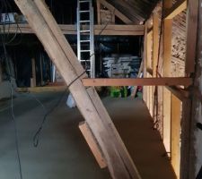 Vue de la chambre 2 a rénover. Il s'agit de construire un mu pour isoler la chambre de la grange.