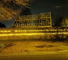 Charpente pos&eacute;e!! Les quatre velux 114/118 se dessinent !! 
la maison est en partie cach&eacute;e derri&egrave;re un mur rouge-barres prot&eacute;g&eacute;.