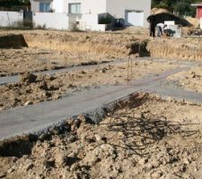 Début du séchage, les cordes ont été remplacées par des marques rouges tracées à même le béton.