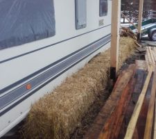 La paille autour de la caravane.