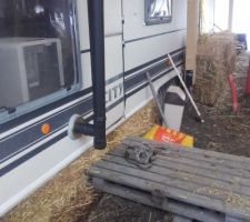 La paille autour de la caravane.