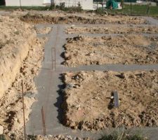 Début du séchage, les cordes ont été remplacées par des marques rouges tracées à même le béton.