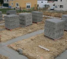 Livraison des parpaings effectuée.
