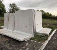 Les murs de sout&egrave;nement pr&ecirc;t &agrave; &ecirc;tre pos&eacute;s