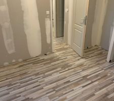 Voici le parquet de l'étage qui sera donc dans les 3 chambres et dans le couloir! Reste les 2 chambres des loulous à faire