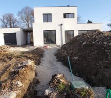 Branchement Tout à l'Egout. Le terrassier a commençé mais il est parti avant de finir.