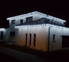 Façade avec éclairage de Noël