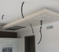 Cr&eacute;ation d'un ilot au plafond avec spots et hotte d'aspiration integr&eacute;e