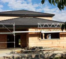 Charpente et couverture en cours. Débords de toit PVC anthracite avec spots lumineux