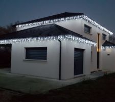 Façade avec éclairage de Noël