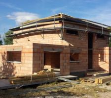 Charpente et couverture en cours. Débords de toit PVC anthracite avec spots lumineux