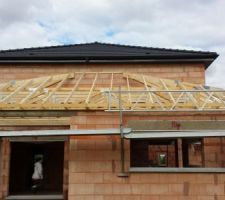 Charpente et couverture en cours. Débords de toit PVC anthracite avec spots lumineux