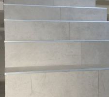 Escaliers - Pose de carrelage 60x60 gré cérame pleine masse rectifié en pose scellée avec liseré alu en contre marche