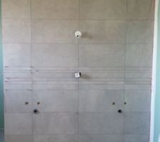SDB principale, carrelage 60x30. Prêt pour pose de meuble double vasque